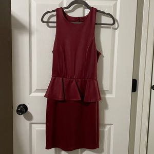 Great Condition! Windsor Maroon textured peplum dress w/ open back | Size S